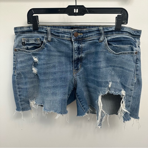 Judy Blue Distressed Raw Hem Shorts Medium Wash Blue Denim Women’s 15/32 - Picture 1 of 11